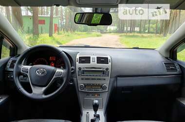 Седан Toyota Avensis 2012 в Чернигове