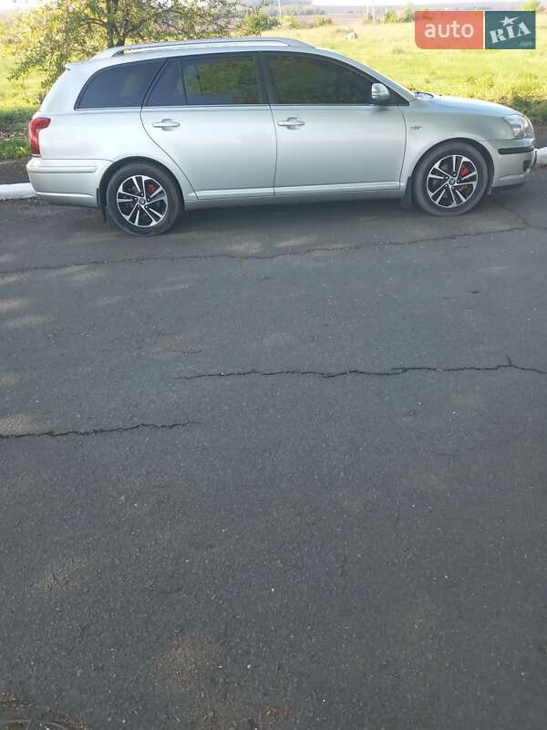 Универсал Toyota Avensis 2009 в Городке