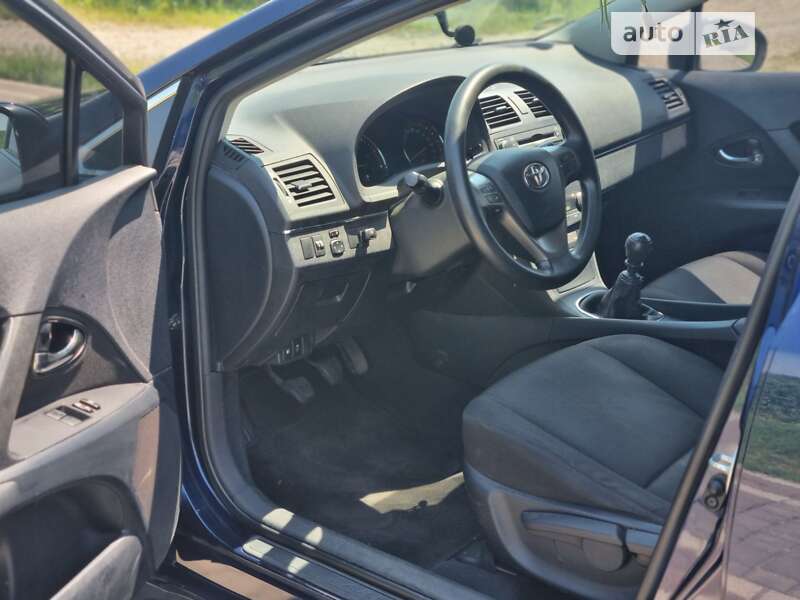 Универсал Toyota Avensis 2011 в Черновцах