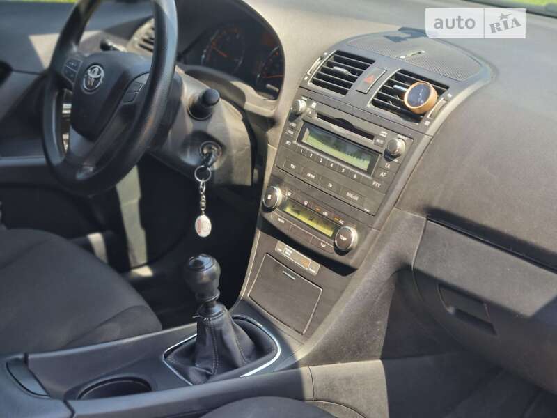 Универсал Toyota Avensis 2011 в Черновцах