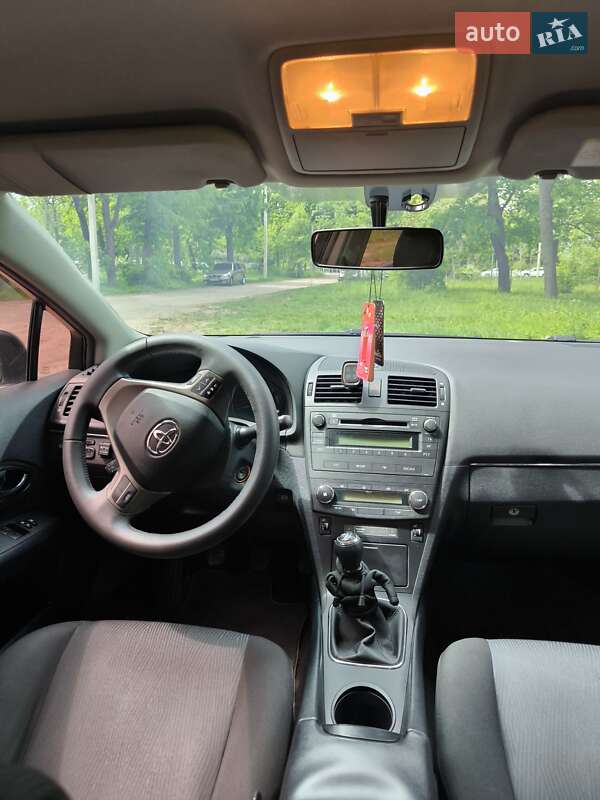 Седан Toyota Avensis 2010 в Кропивницком