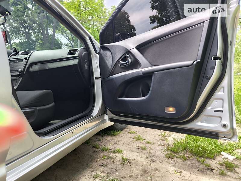 Седан Toyota Avensis 2010 в Кропивницком