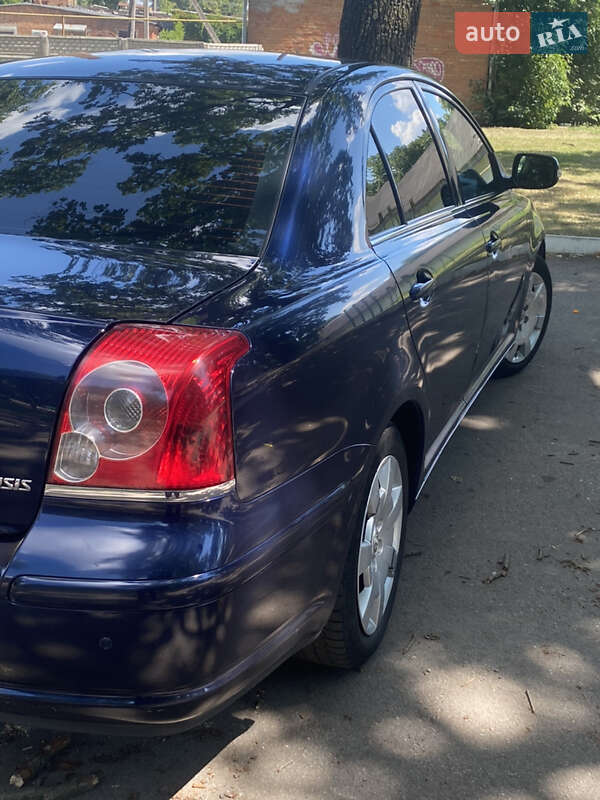 Седан Toyota Avensis 2006 в Карловке