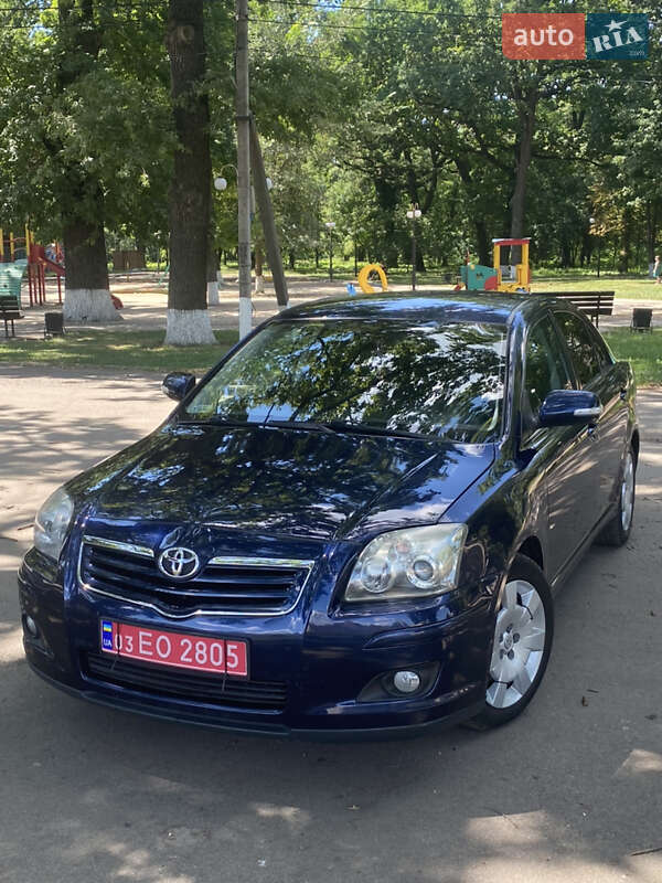 Седан Toyota Avensis 2006 в Карловке