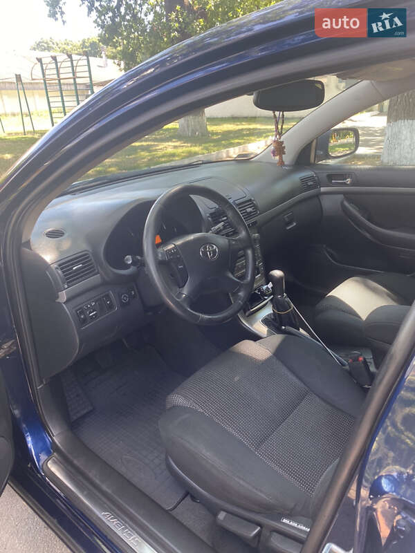 Седан Toyota Avensis 2006 в Карловке