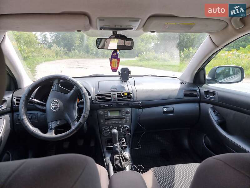 Седан Toyota Avensis 2006 в Кременці