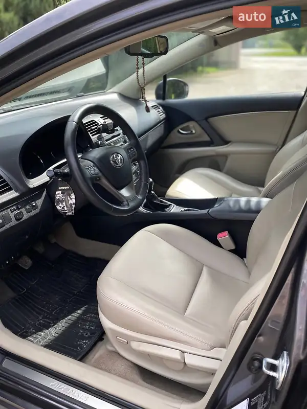Седан Toyota Avensis 2011 в 