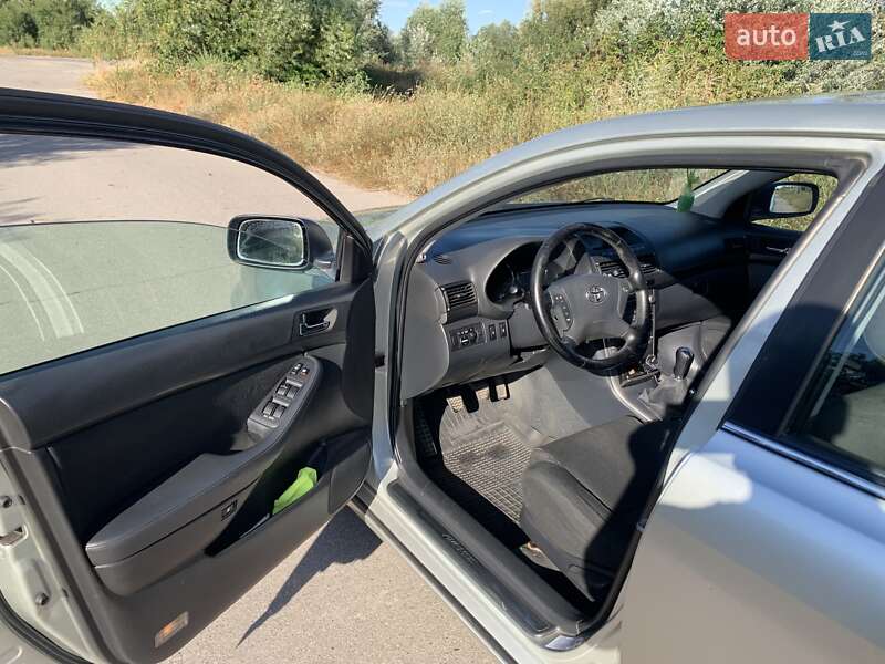 Лифтбек Toyota Avensis 2004 в Полтаве