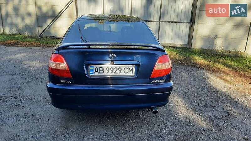 Ліфтбек Toyota Avensis 1999 в Бару
