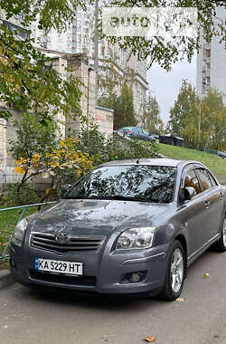 Седан Toyota Avensis 2003 в Киеве