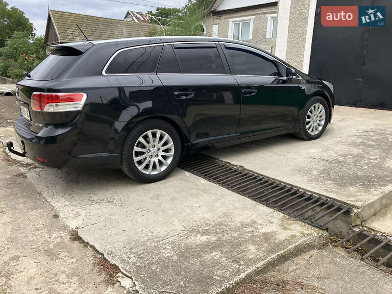 Универсал Toyota Avensis 2010 в Сарате