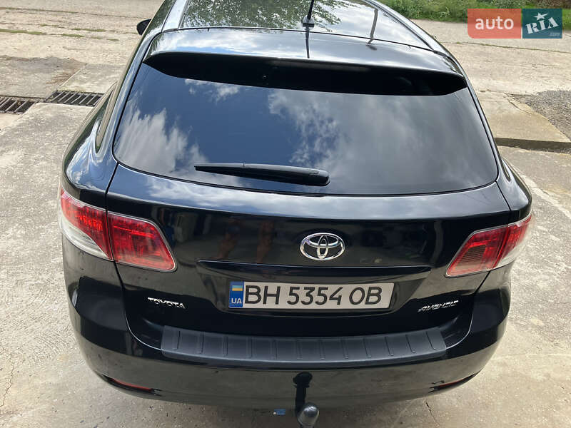 Универсал Toyota Avensis 2010 в Сарате
