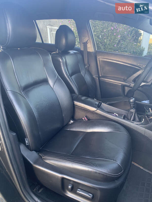 Универсал Toyota Avensis 2010 в Сарате