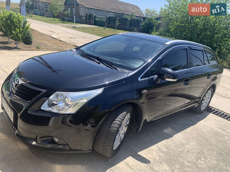 Универсал Toyota Avensis 2010 в Сарате