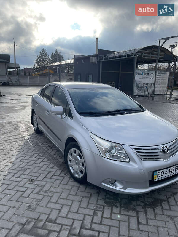 Седан Toyota Avensis 2010 в Почаєві