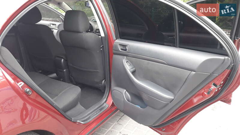 Седан Toyota Avensis 2004 в Днепре