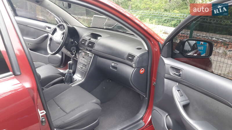 Седан Toyota Avensis 2004 в Днепре