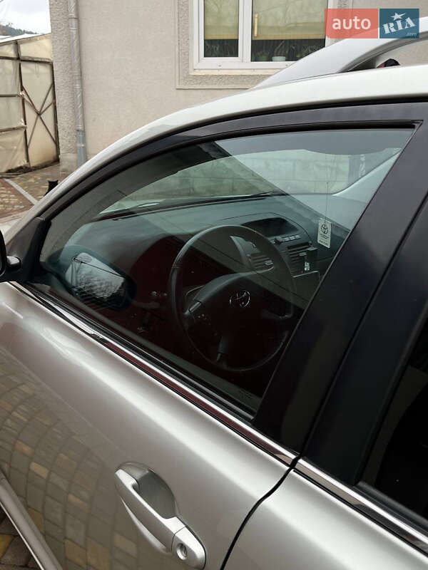 Универсал Toyota Avensis 2005 в Черновцах