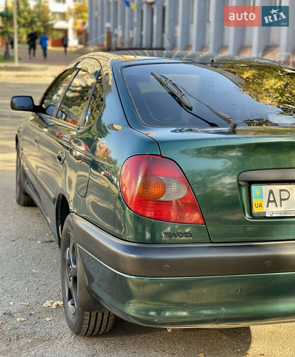 Седан Toyota Avensis 1999 в Запоріжжі