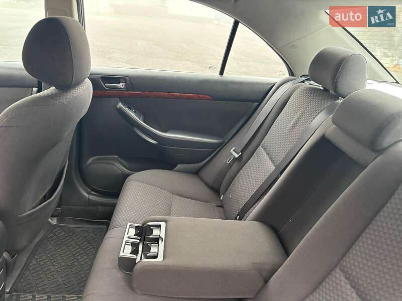 Седан Toyota Avensis 2004 в Дніпрі