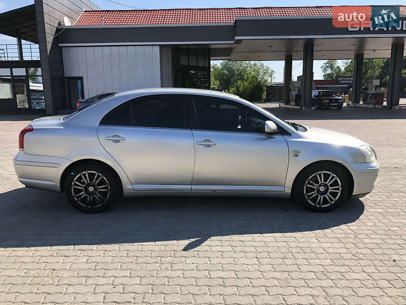 Седан Toyota Avensis 2005 в Черновцах