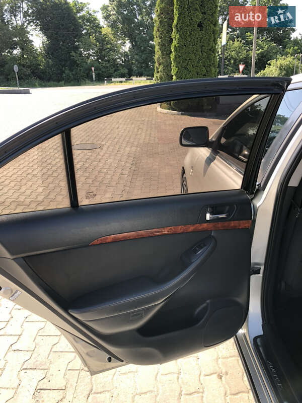 Седан Toyota Avensis 2005 в Черновцах