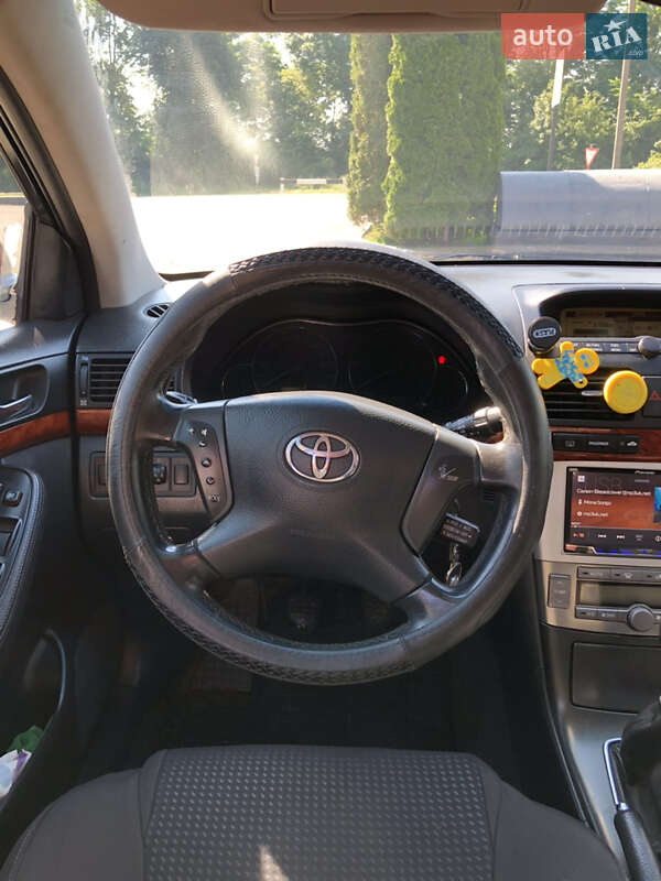 Седан Toyota Avensis 2005 в Черновцах