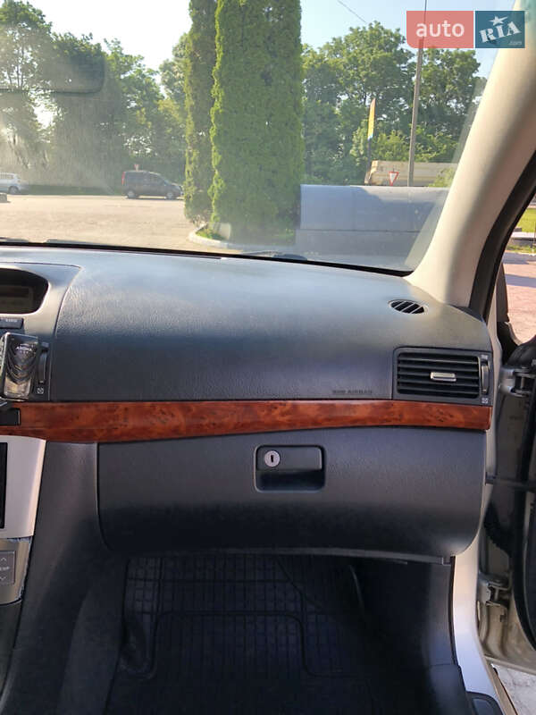 Седан Toyota Avensis 2005 в Черновцах