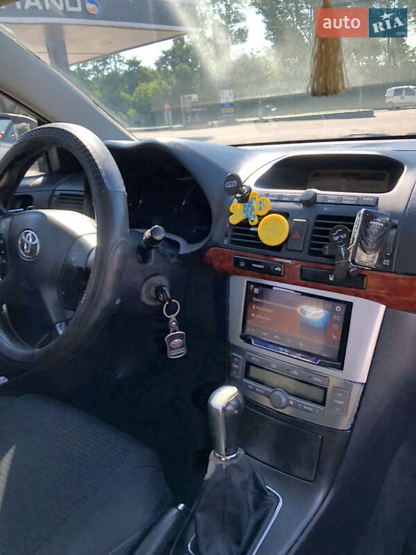 Седан Toyota Avensis 2005 в Черновцах