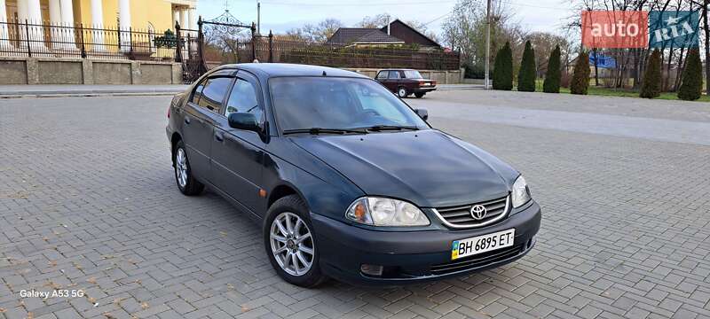 Седан Toyota Avensis 2000 в Болграді