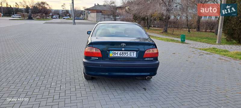 Седан Toyota Avensis 2000 в Болграді