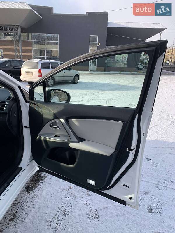 Універсал Toyota Avensis 2012 в Тернополі