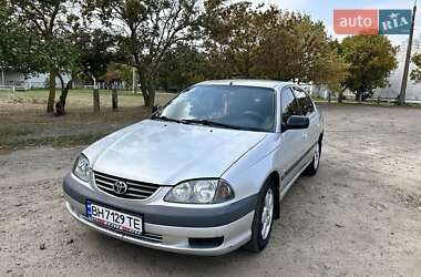 Седан Toyota Avensis 2001 в Южном