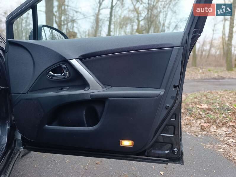 Седан Toyota Avensis 2014 в Каменке