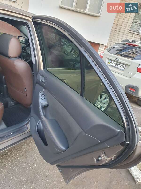 Седан Toyota Avensis 2003 в Херсоні