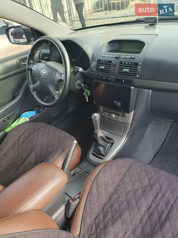 Седан Toyota Avensis 2003 в Херсоні