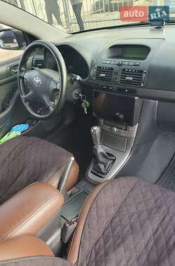 Седан Toyota Avensis 2003 в 