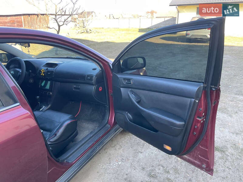 Седан Toyota Avensis 2004 в Жовкве