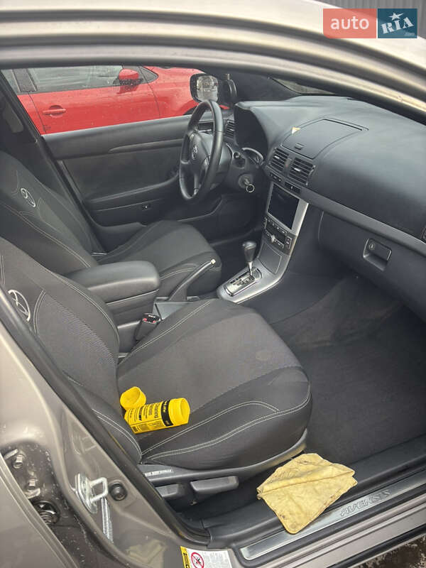 Седан Toyota Avensis 2006 в Ужгороде