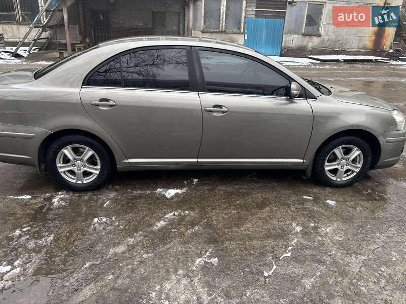 Седан Toyota Avensis 2006 в Ужгороде