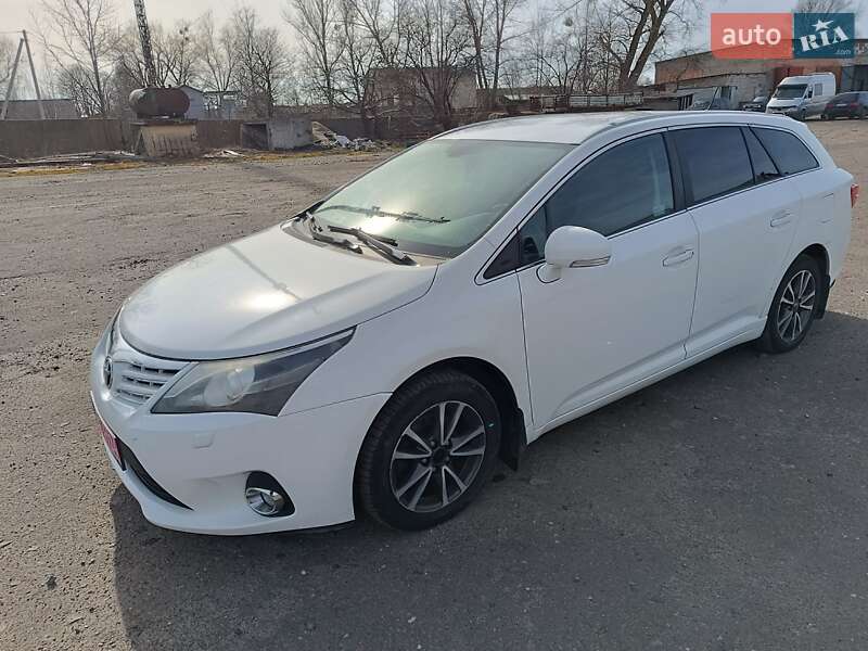 Универсал Toyota Avensis 2013 в Любешове