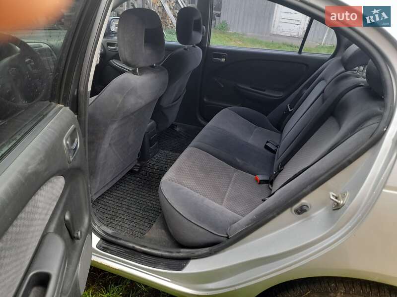 Седан Toyota Avensis 2002 в Яблуниці