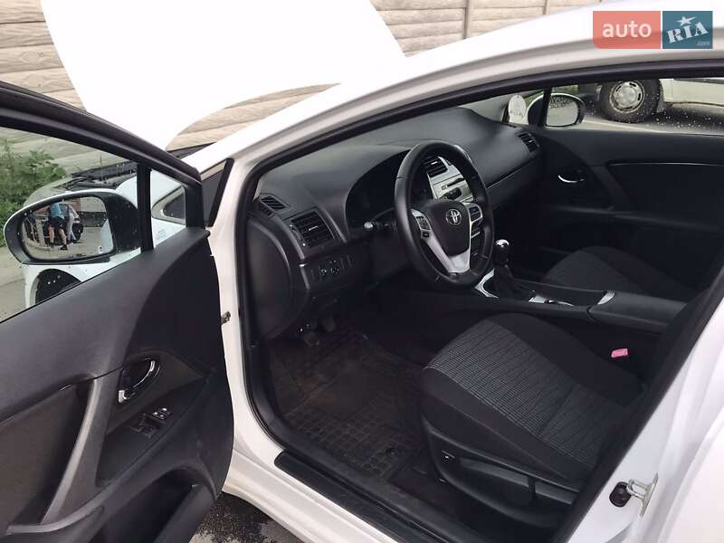 Універсал Toyota Avensis 2012 в Чернігові