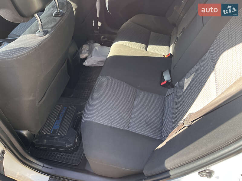 Седан Toyota Avensis 2011 в Кривому Розі