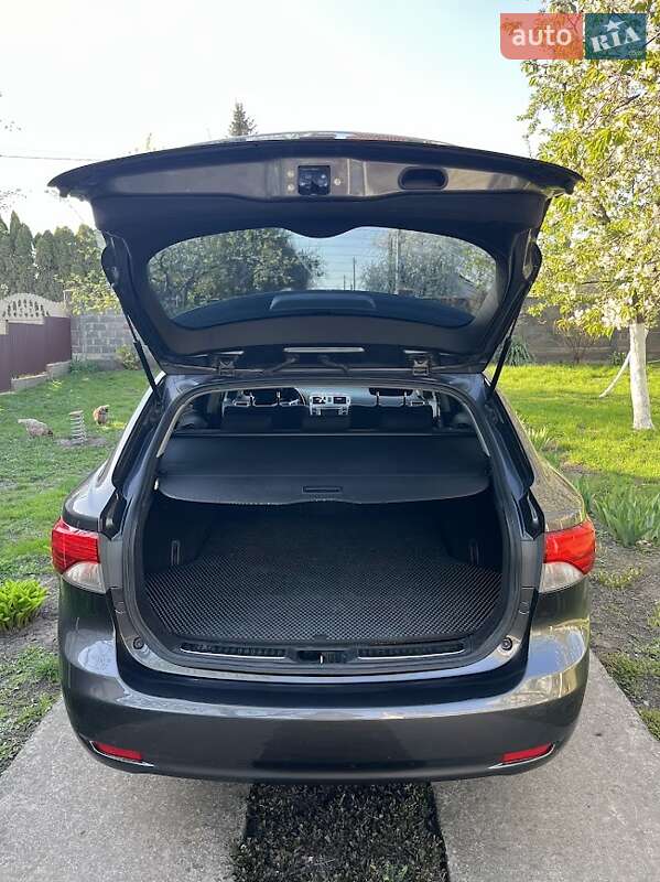 Універсал Toyota Avensis 2012 в Рівному