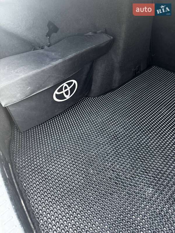 Седан Toyota Avensis 2009 в Стрые