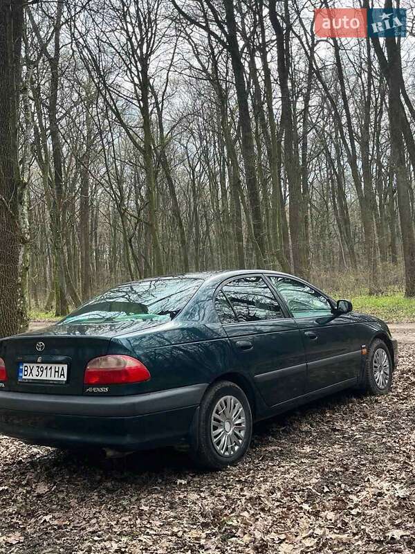 Седан Toyota Avensis 2001 в Джулинке