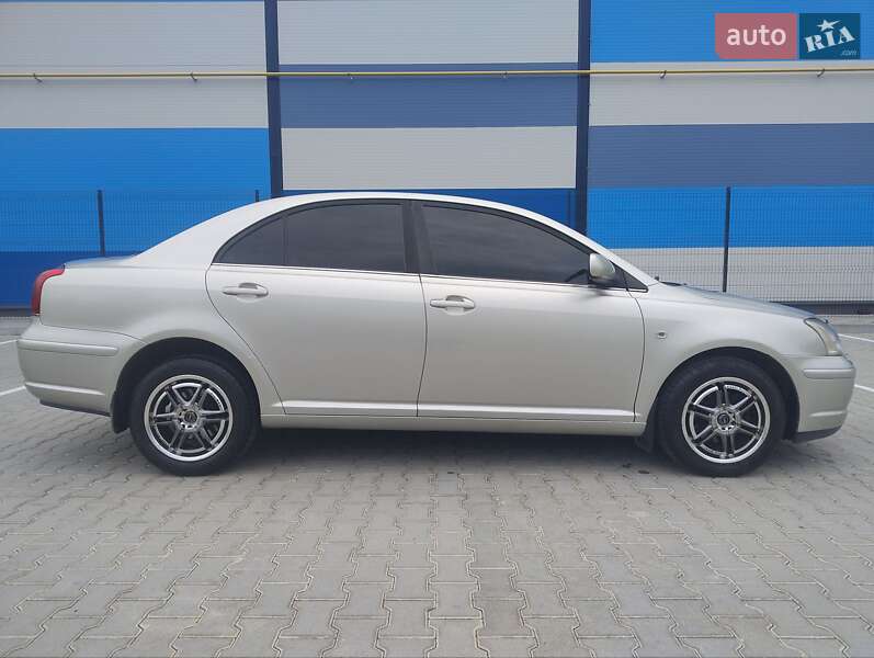 Седан Toyota Avensis 2004 в Львові