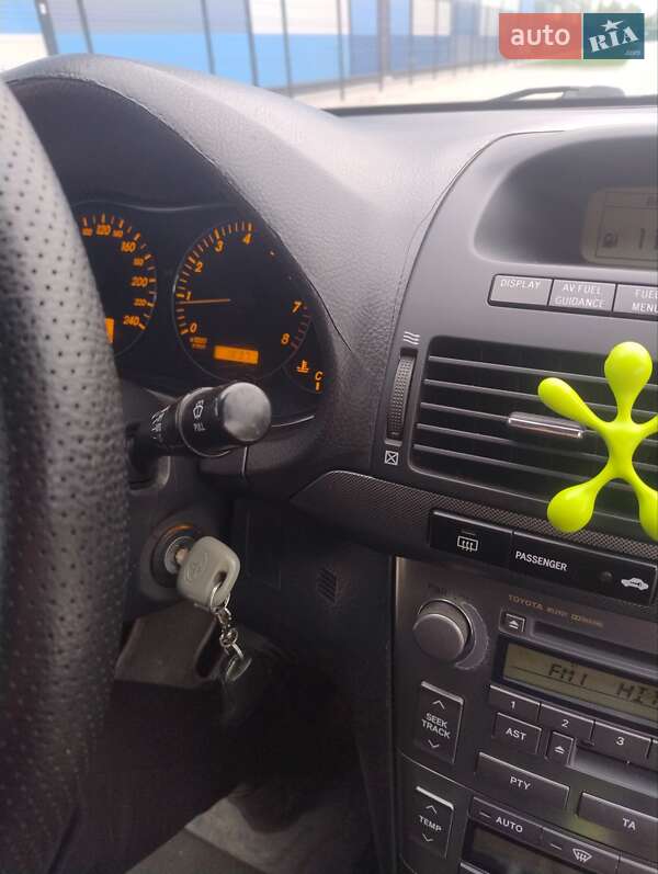 Седан Toyota Avensis 2004 в Львові