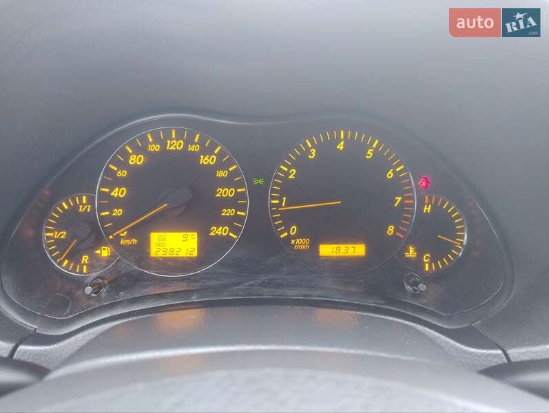 Седан Toyota Avensis 2004 в Львові